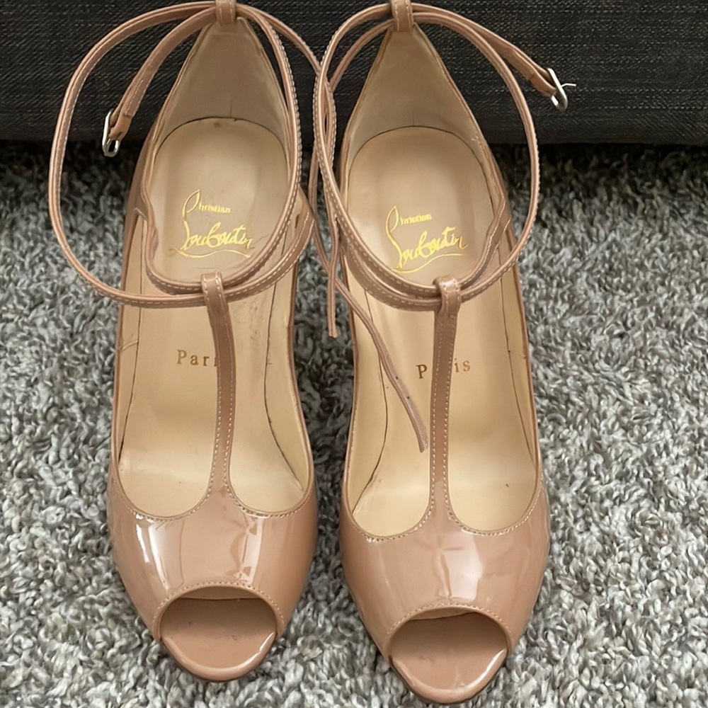 CHRISTIAN LOUBOUTIN nude patent leather heel.